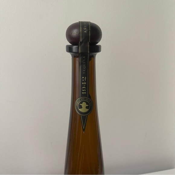 🍾 Empty 750ml Don Julio 1942 Bottle - Sleek and Sophisticated Design 🎨 - Picture 4 of 7